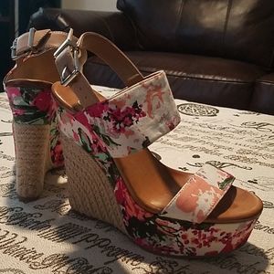 Floral chic wedges